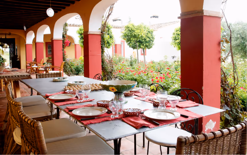 Patio interior con arcadas y columnas rojas